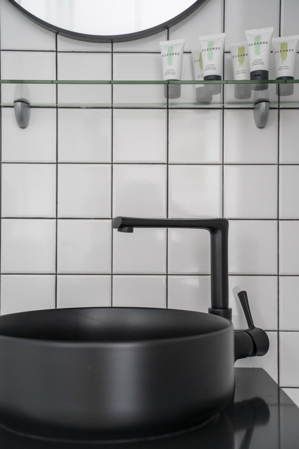 Vasque et robinet noirs dans la salle de bain
