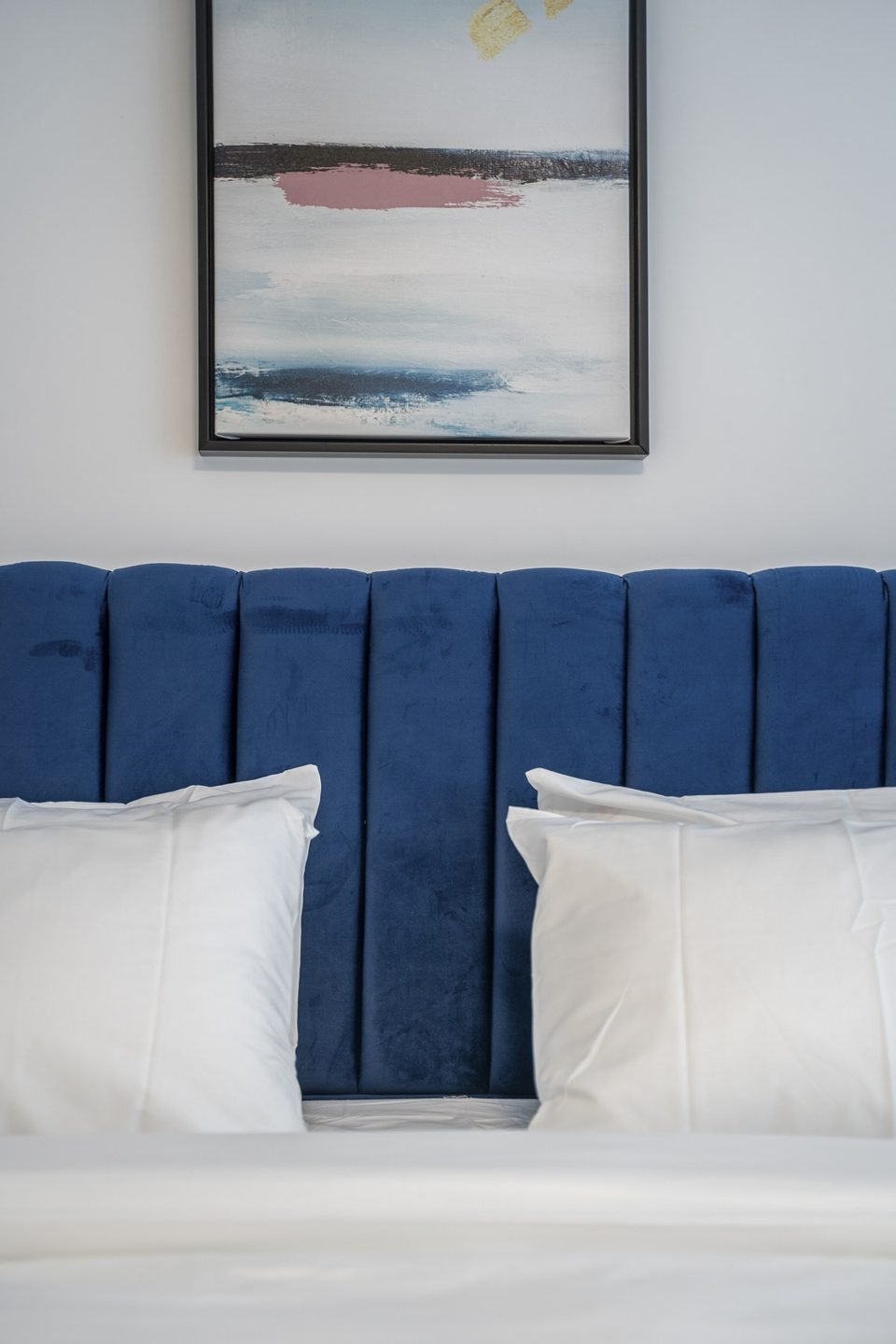 Tête de lit en velours bleu et tableau