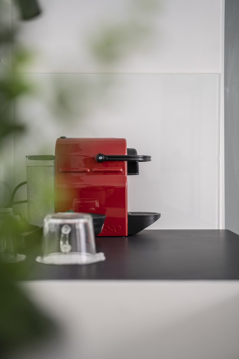 Machine Nespresso rouge dans la chambre