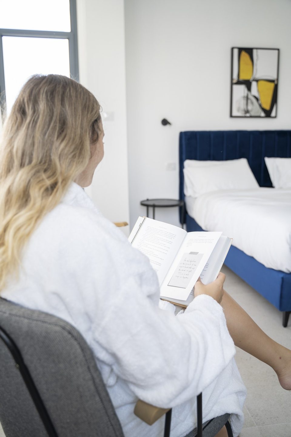 Une cliente lit dans le coin salon de la chambre