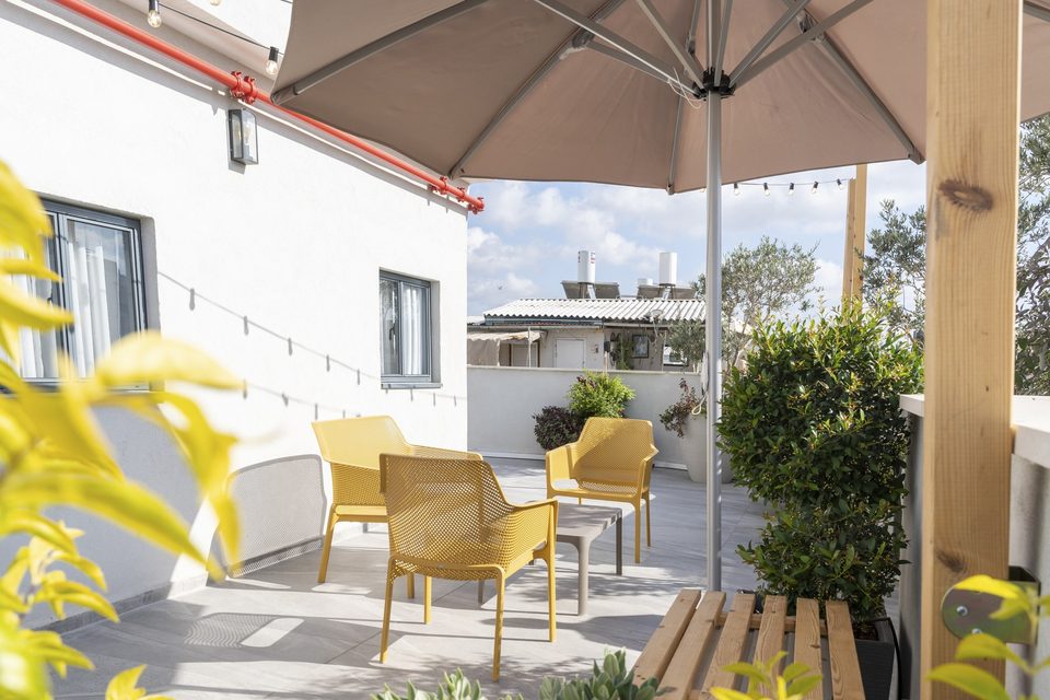 Fauteuils jaunes et petite table sur le toit