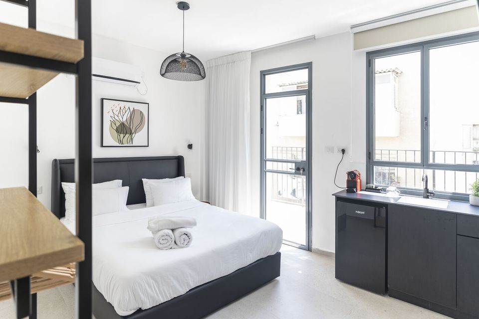 Chambre Deluxe avec balcon: lit et kitchenette