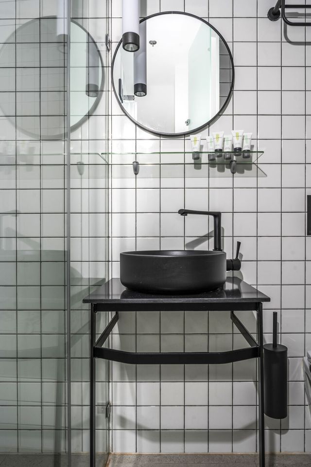 Chambre double avec balcon: salle de bains