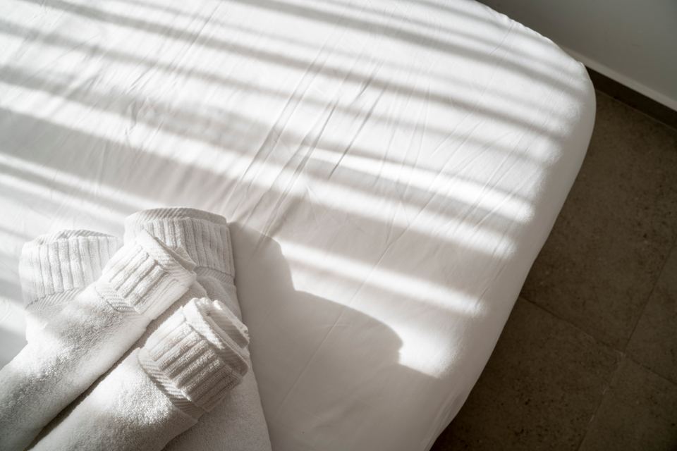 Lumière du soleil sur du linge de lit blanc