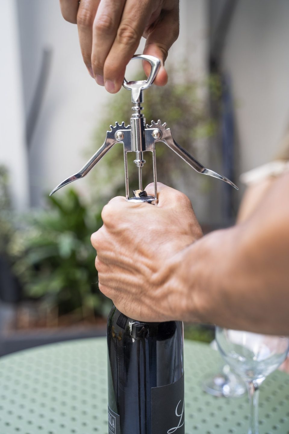 Tire-bouchon et bouteille de vin sur une table de la cour