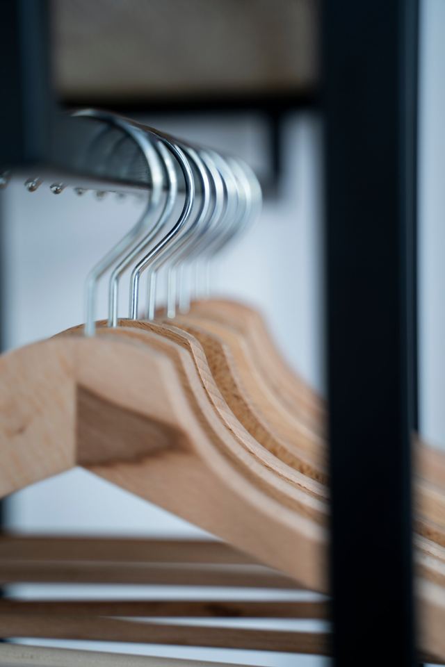 Cintres en bois dans l'armoire de la chambre